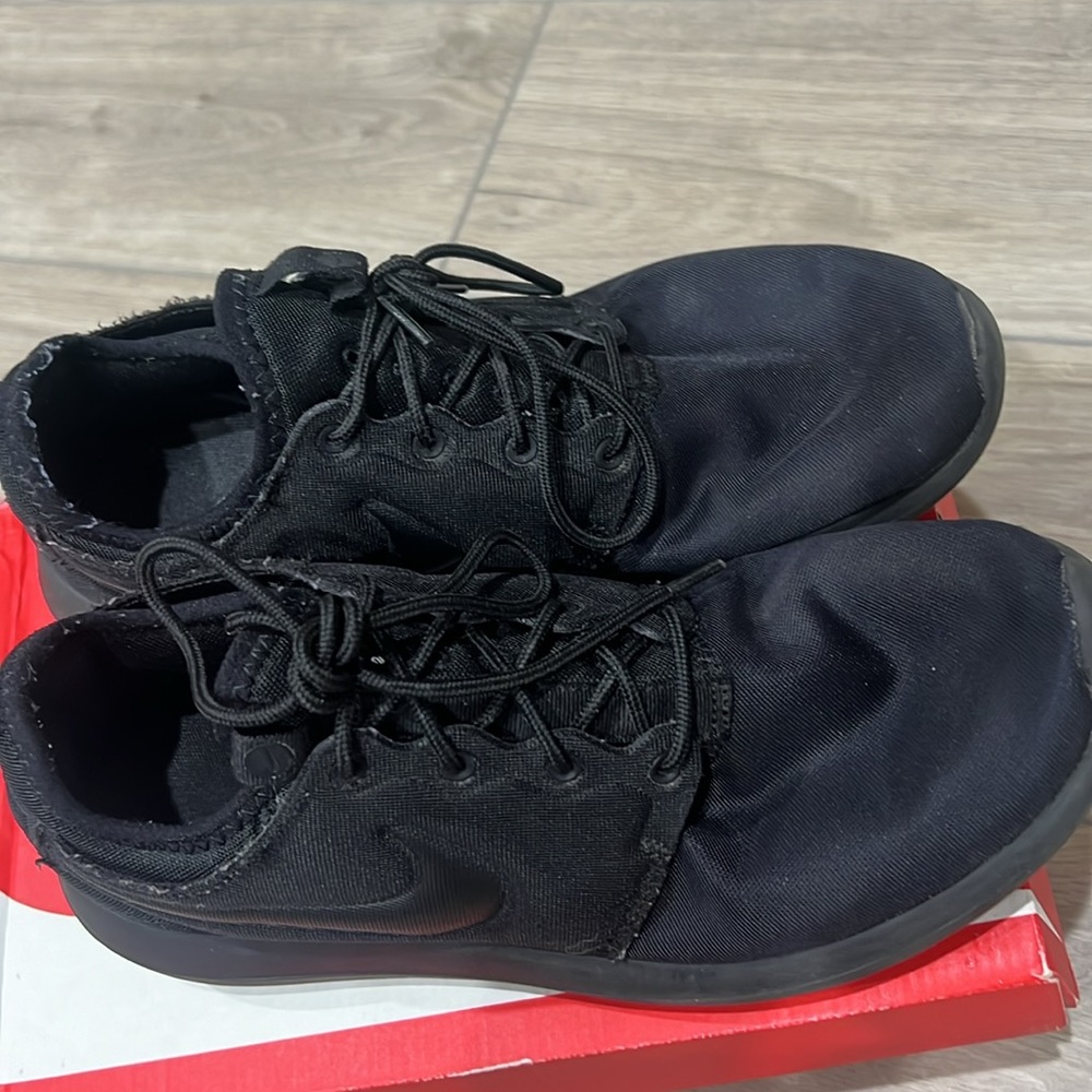 Nike - Picture 2 of 3